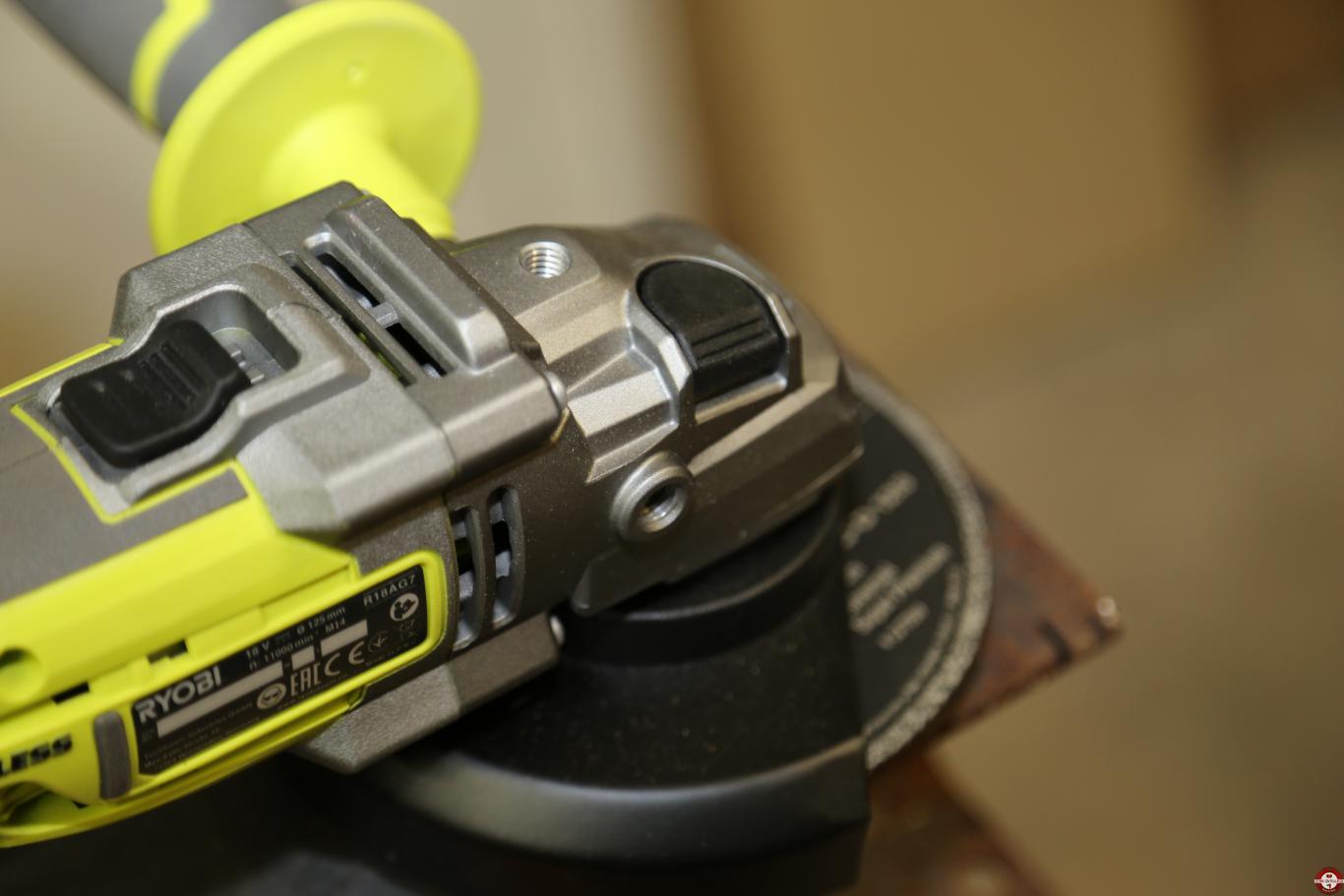 Meuleuse Ryobi R18AG7 Brushless sans fil ONE+ © Zone Outillage - Benjamin Lehari Meuleuse Ryobi R18AG7 Brushless sans fil ONE+ © Zone Outillage - Benjamin Lehari