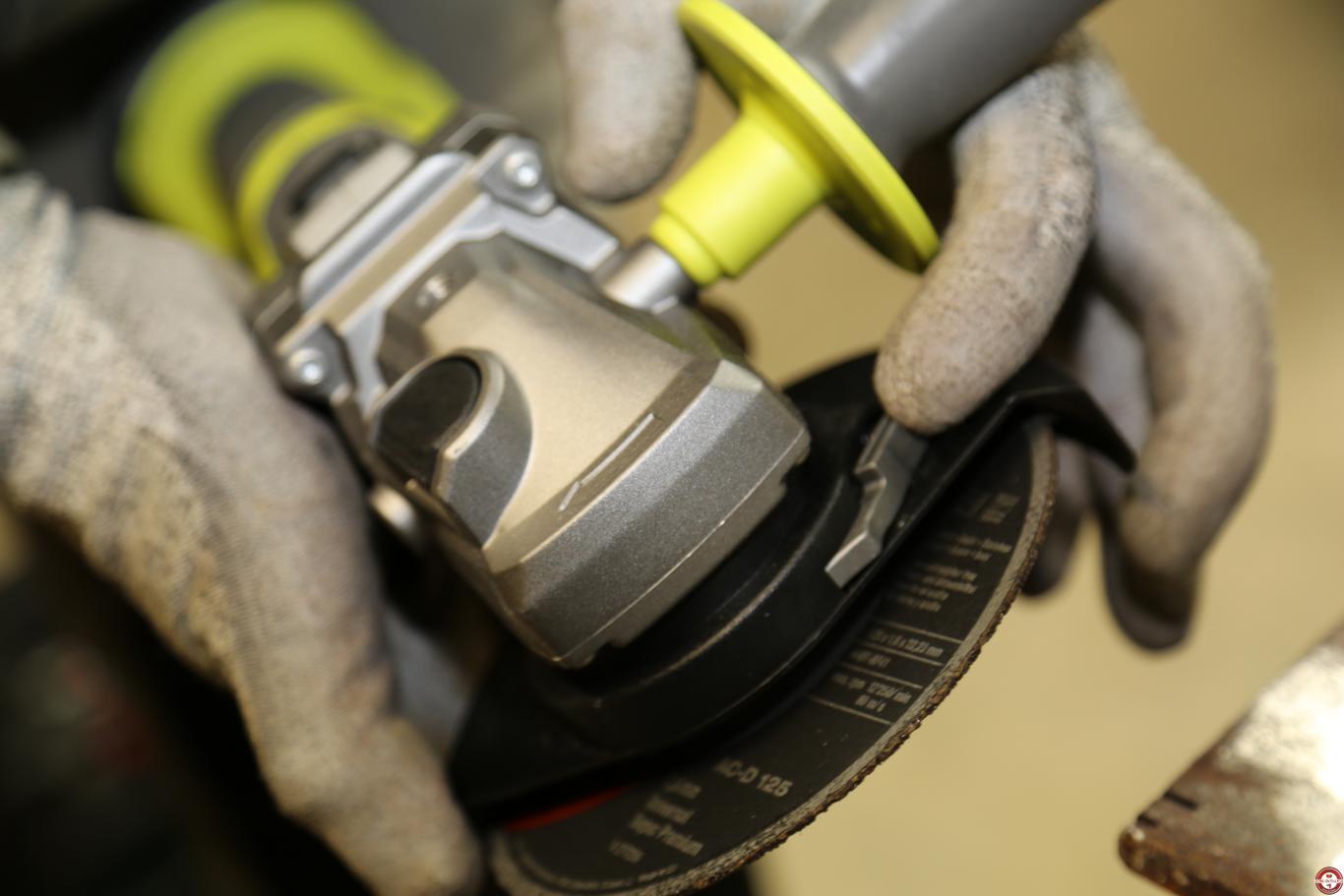 Meuleuse Ryobi R18AG7 Brushless sans fil ONE+ © Zone Outillage - Benjamin Lehari Meuleuse Ryobi R18AG7 Brushless sans fil ONE+ © Zone Outillage - Benjamin Lehari