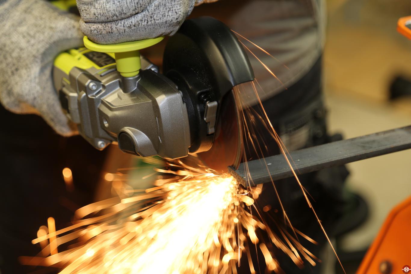 Meuleuse Ryobi R18AG7 Brushless sans fil ONE+ © Zone Outillage - Benjamin Lehari Meuleuse Ryobi R18AG7 Brushless sans fil ONE+ © Zone Outillage - Benjamin Lehari